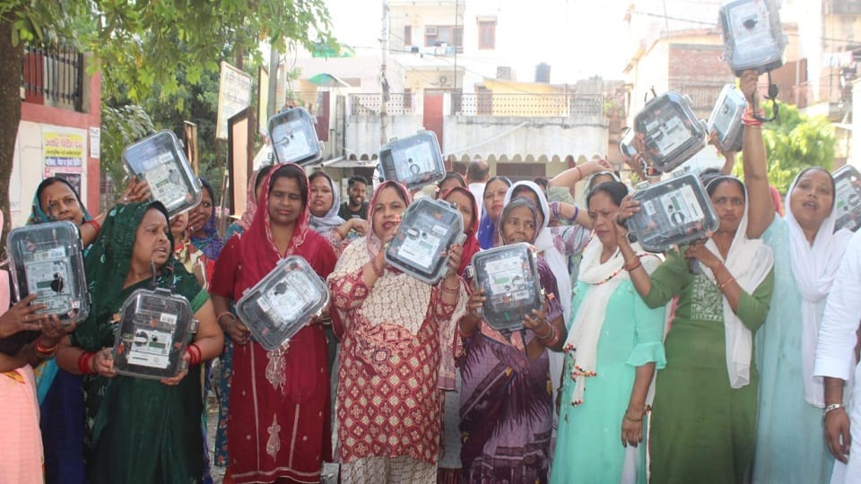 UP: Protest became fierce in Meerut, women uprooted smart prepaid meters from their homes and threw them