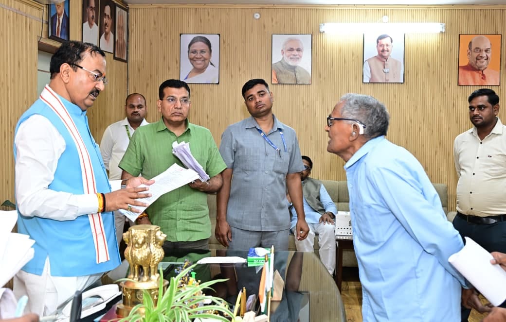 UP: Deputy CM Keshav Maurya listened to public grievances, called officials and directed them to resolve the i