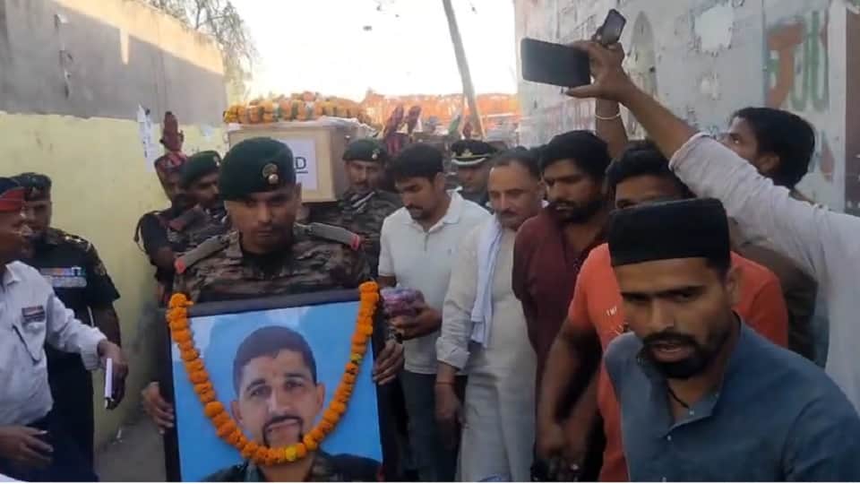 Baghpat: Agniveer Sohit Chauhan bid farewell with tearful eyes, people of the district gathered