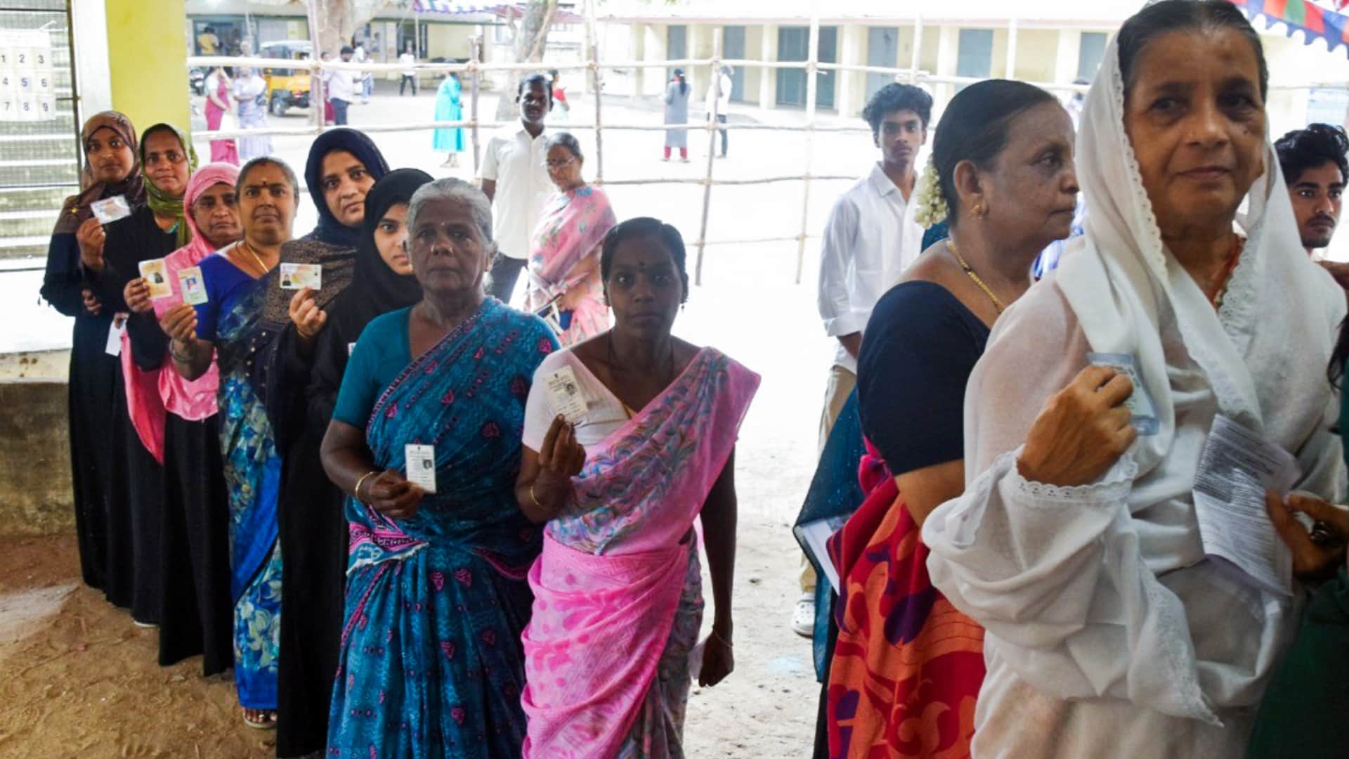 तमिलनाडु विधानसभा चुनाव में मतदान के लिए जाती महिलाएं