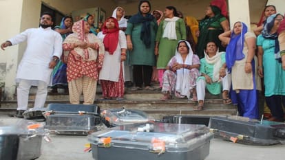 UP: Protest became fierce in Meerut, women uprooted smart prepaid meters from their homes and threw them