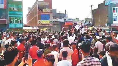 यूट्यूबर ने बिना अनुमति जुटाई भीड़