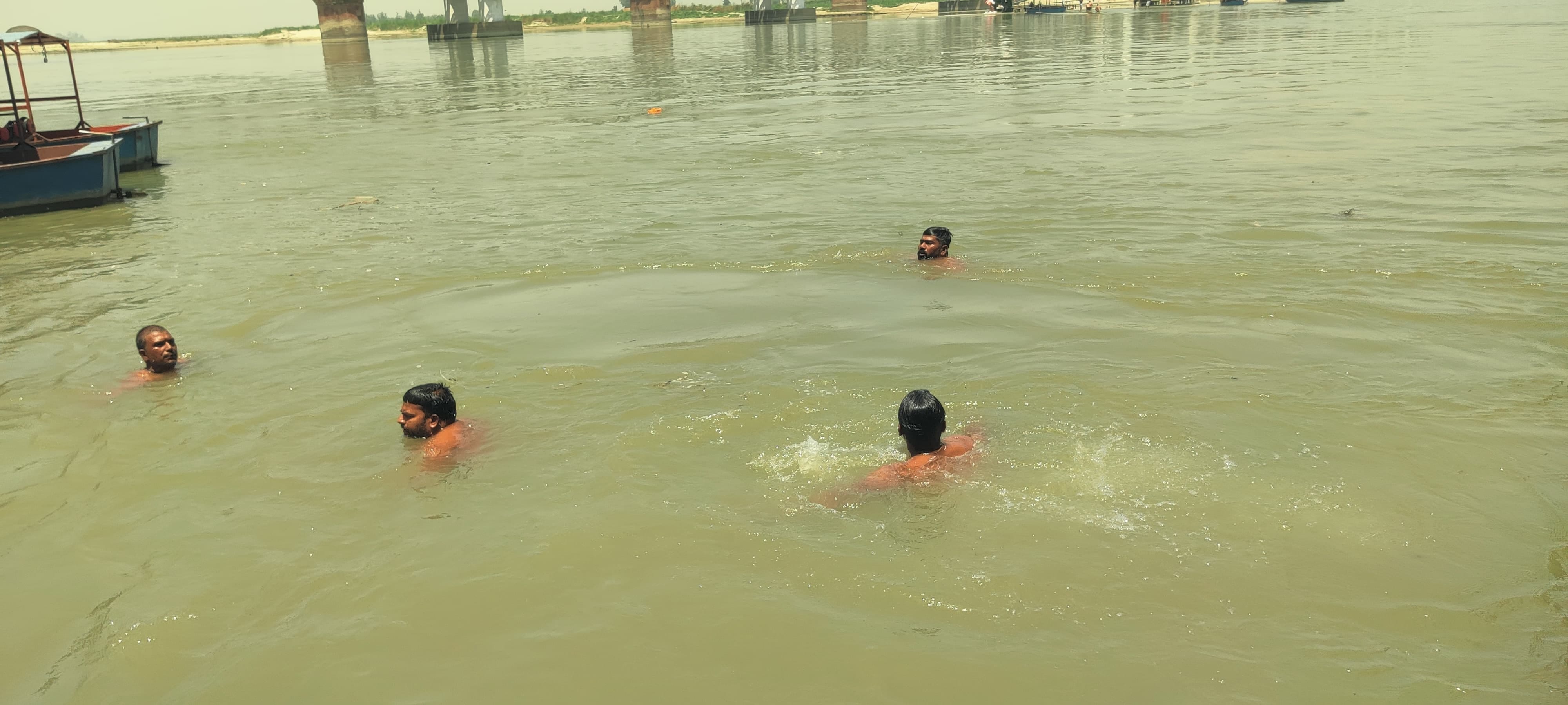 युवक की तलाश करते गोताखोर