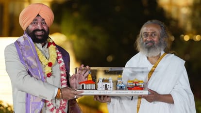 आध्यात्मिक गुरु श्री श्री रविशंकर से मिले राज्यपाल गुरमीत सिंह