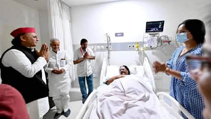 UP: BJP MLA, who sustained burns while burning an effigy of Akhilesh Yadav, visited by SP Chief at a Lucknow h