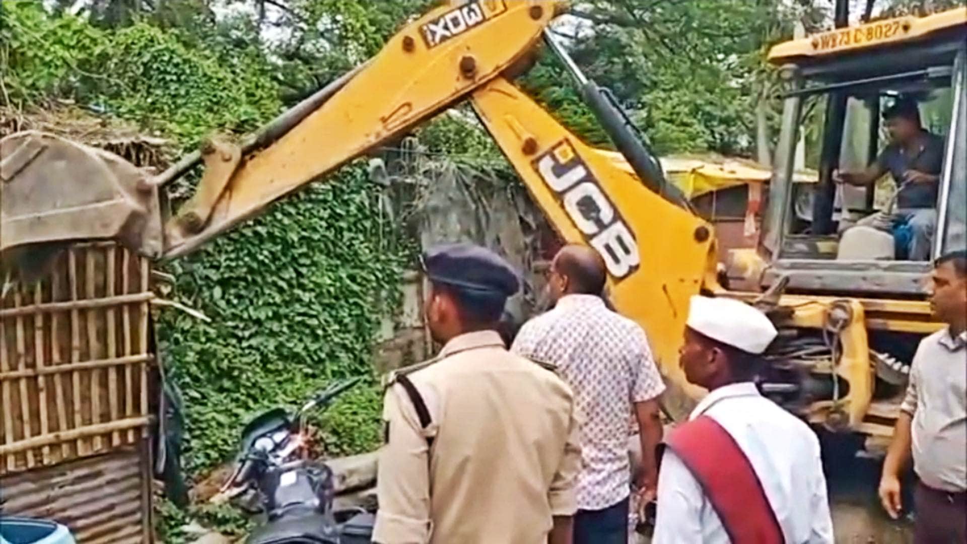 अवैध दुकानों को बुलडोजर से हटाया गया
