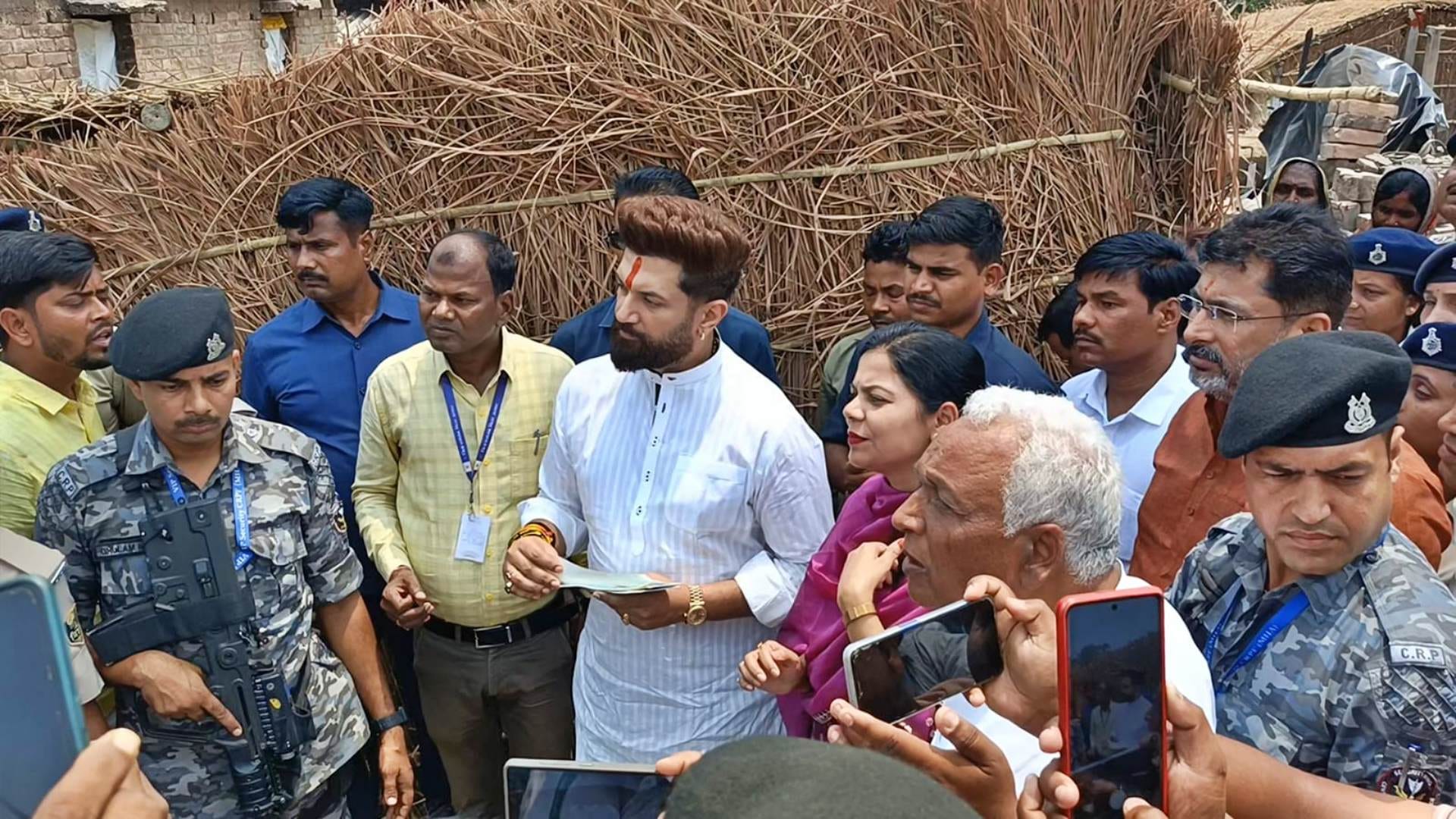 बिदुपुर में लोगों के बीच चिराग पासवान