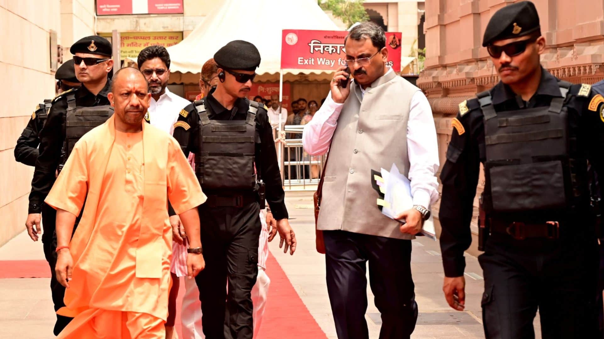 BJP National President Nitin Naveen CM Yogi and ministers offered prayers at Baba Vishwanath temple