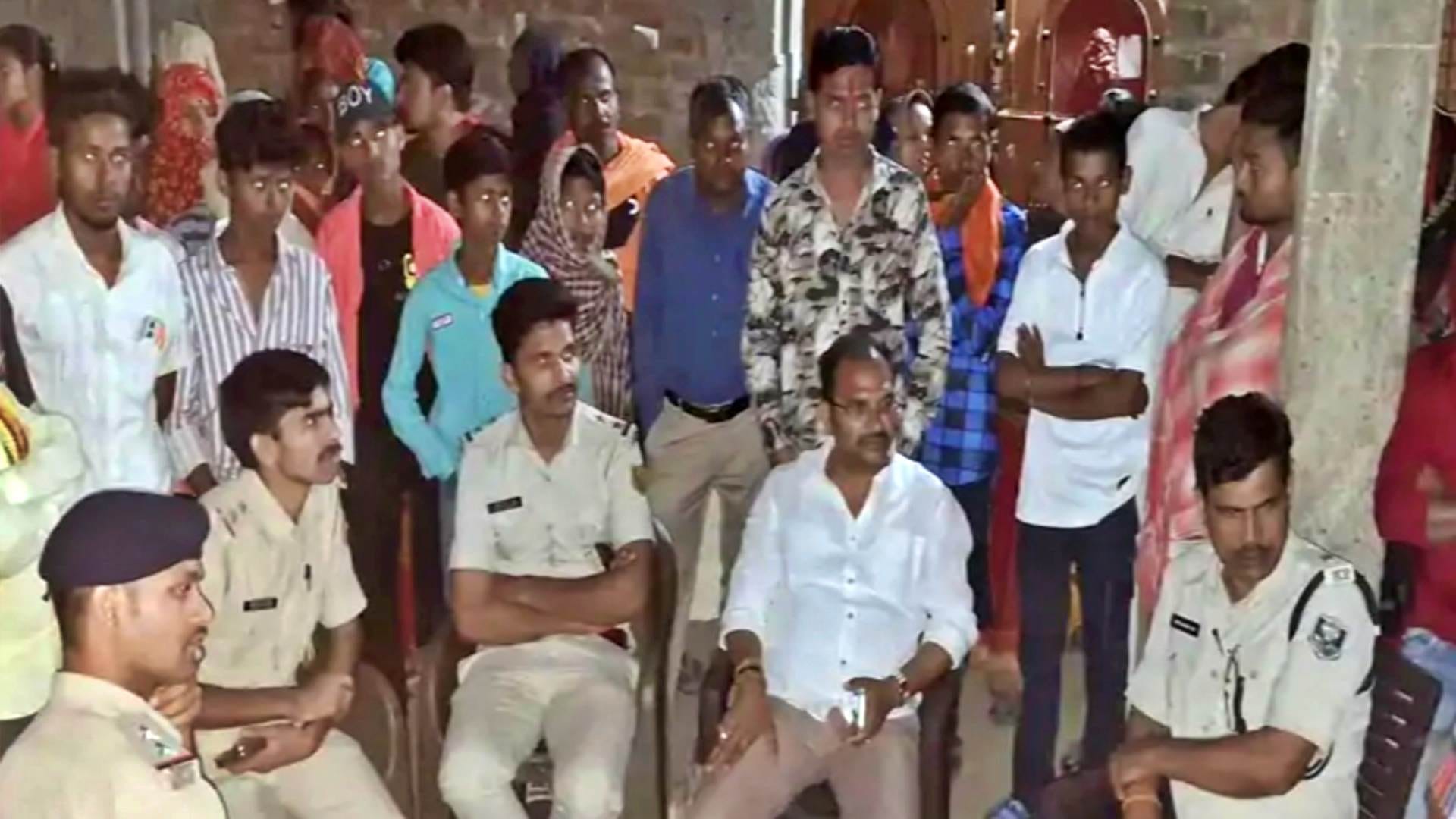 ग्रामीणों के साथ बैठक के दौरान पुलिस