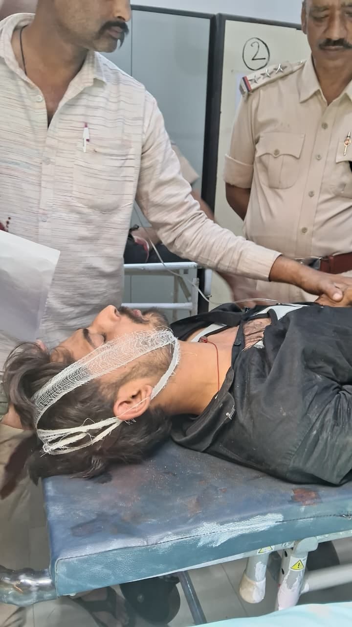 घायल का इलाज जारी।