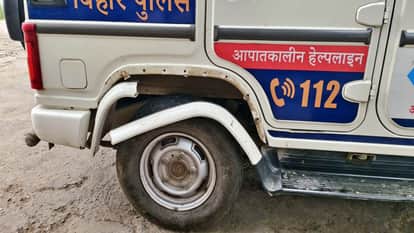 हमले में क्षतिग्रस्त पुलिस वाहन