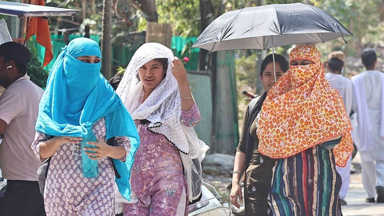 इंदौर में दोपहर में तेज गर्मी से बचने का प्रयास करती युवतियां।