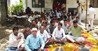 Kannauj Anger Erupts Over Unpaid Wages Contractual Electricity Workers Stage Sit in Stating