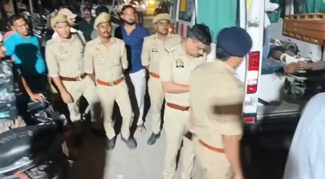 शवों को भिजवाती पुलिस