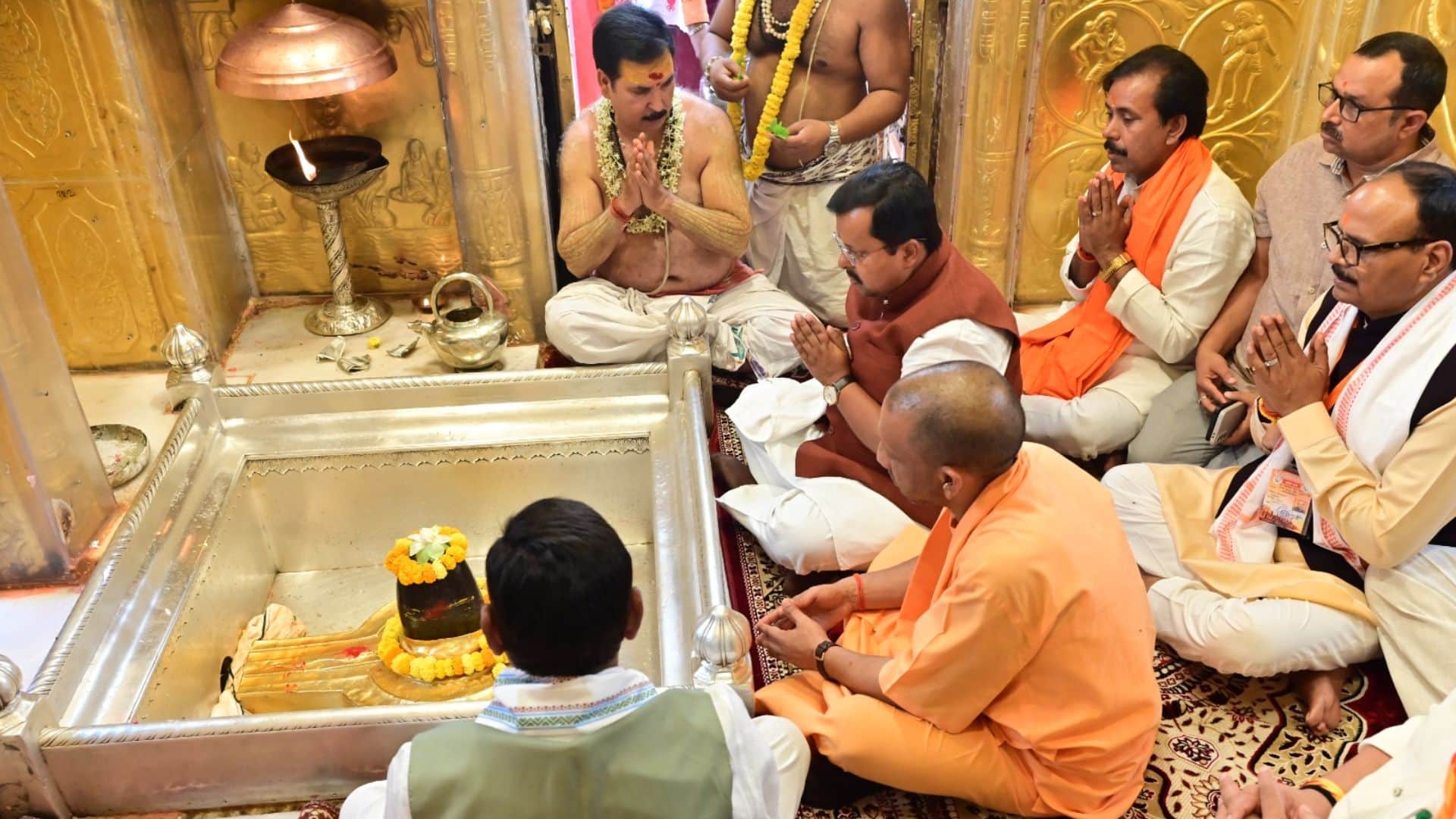 BJP National President Nitin Naveen CM Yogi and ministers offered prayers at Baba Vishwanath temple