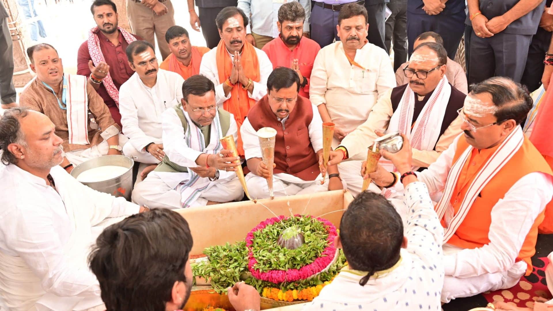 BJP National President Nitin Naveen CM Yogi and ministers offered prayers at Baba Vishwanath temple