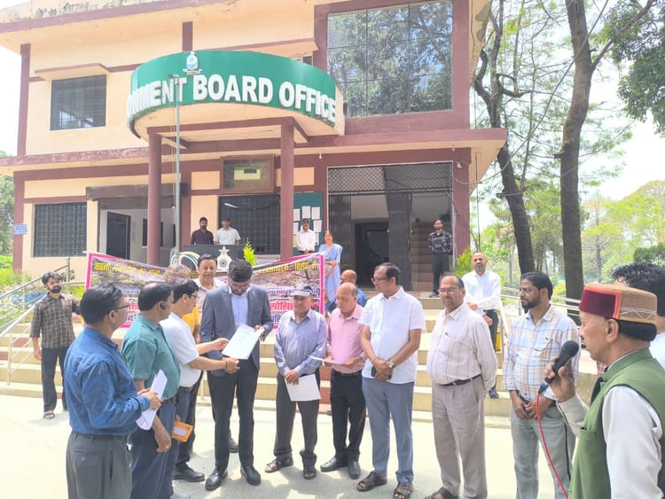 Kotdwar: लैंसडौन के नाम परिवर्तन के विरोध में बाजार बंद, लोगों का प्रदर्शन, रक्षामंत्री को भेजा ज्ञापन