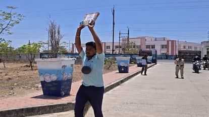 Mandsaur: Youth reaches public hearing with pot, broom and Constitution, makes unusual protest seeking justice
