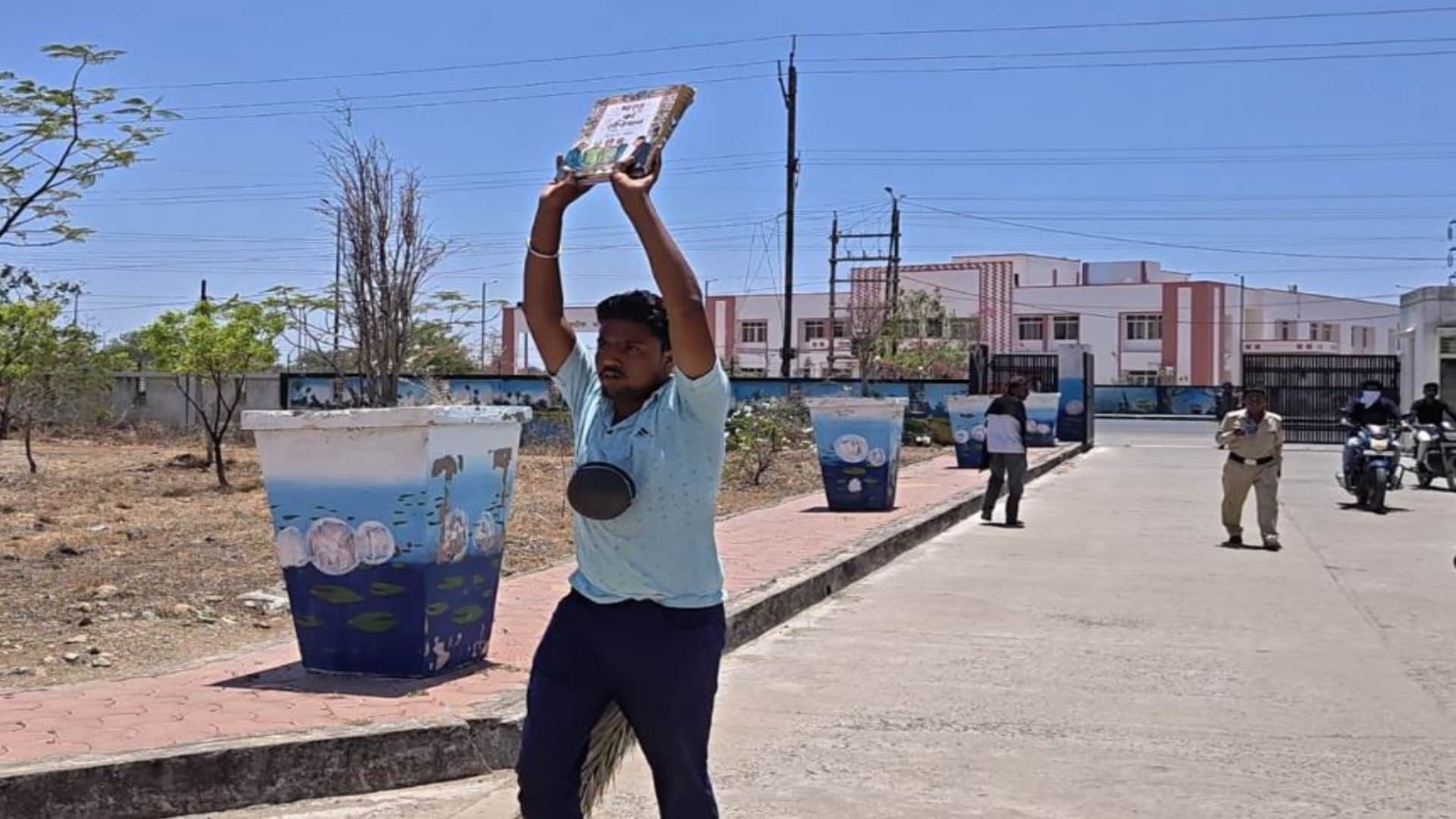 जनसुनवाई में न्याय की गुहार लेकर अनोखे अंदाज में पहुंचा फरियादी
