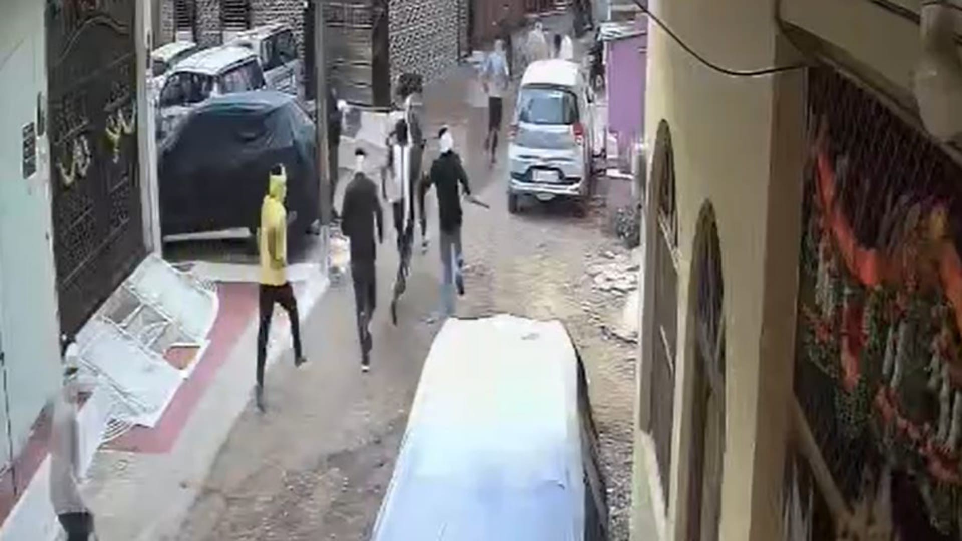 बदमाश ने दिनदहाड़े पड़ोसी के घर की फायरिंग