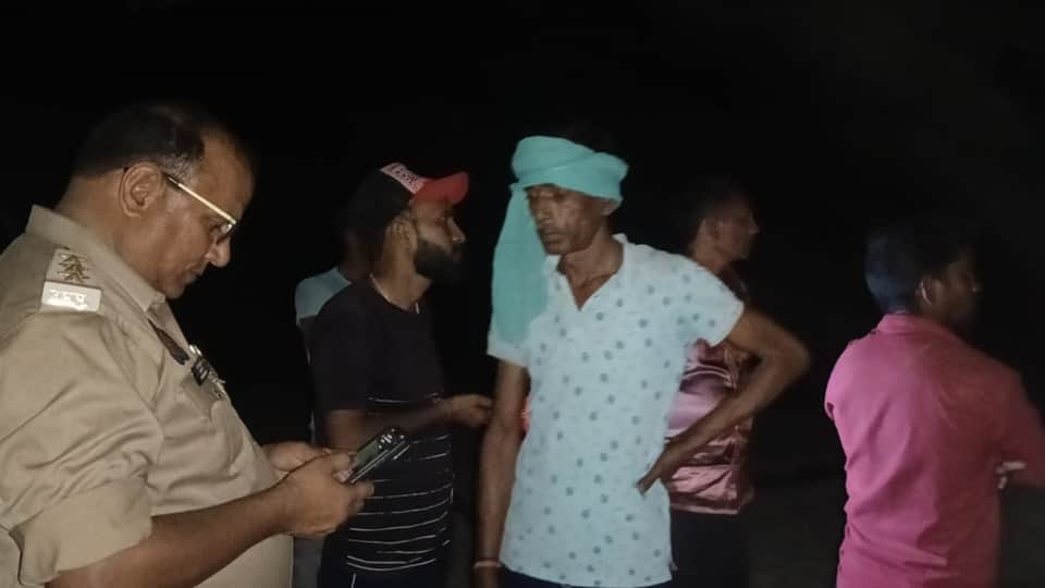 मिलक में घटना की जांच करती पुलिस