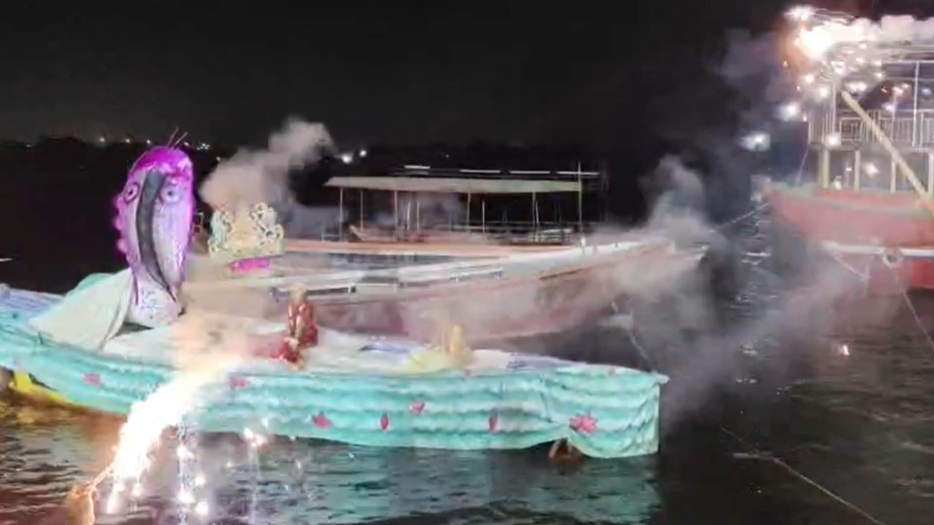 Maa Ganga transformed into Ksheersagar for ten minutes Lord Vishnu Darshan from Sheshnag Bed Aboard Boat