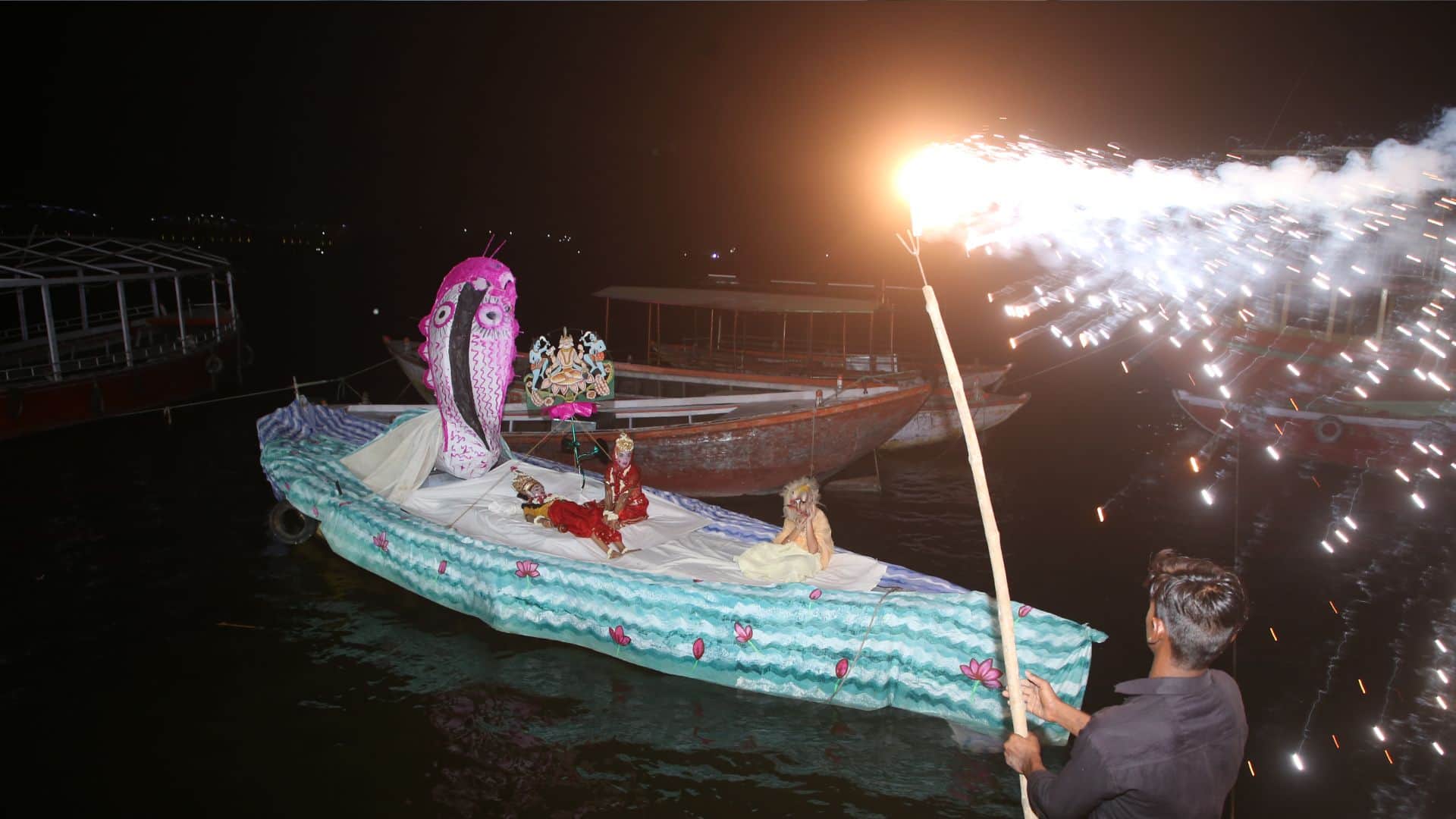 Maa Ganga transformed into Ksheersagar for ten minutes Lord Vishnu Darshan from Sheshnag Bed Aboard Boat