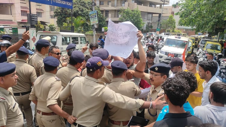 Dehradun: रोमियो लेन बार प्रकरण, एनएसयूआई का पुलिस हेडक्वार्टर के बाहर प्रदर्शन, आईजी गोबैक के नारे लगाए