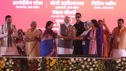 पीएम मोदी को जीआई क्राफ्ट से बने उपहार देतीं महिलाएं।