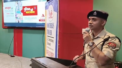 पुलिस की पाठशाला में सीओ धनंजय सिंह