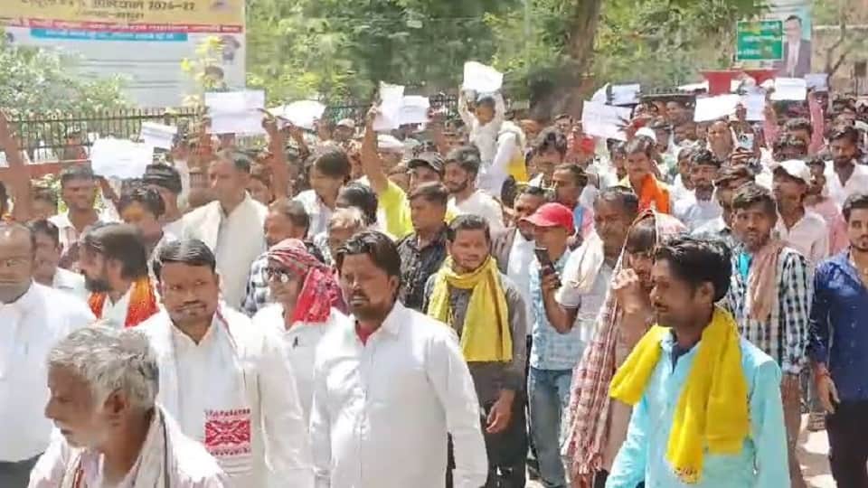 प्रदर्शन करते नाविक।