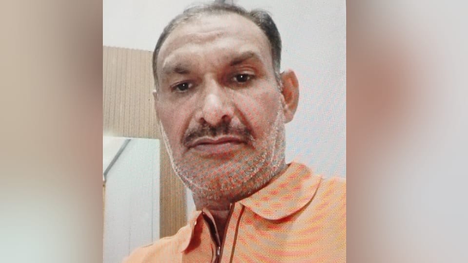 Bijnor: Principal clerk of Revenue Department shot himself, hit the roof with a slit in his head, discord with