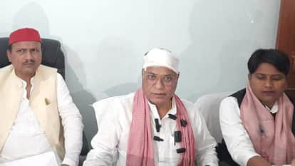 पत्रकारों को संबोधित करते सपा नेता।