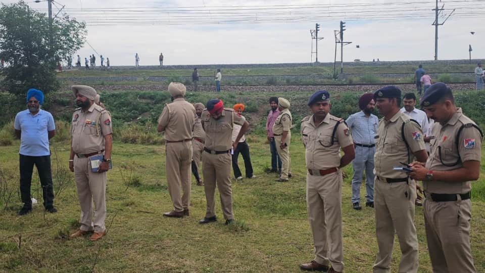 माैके पर पहुंचे पुलिसकर्मी