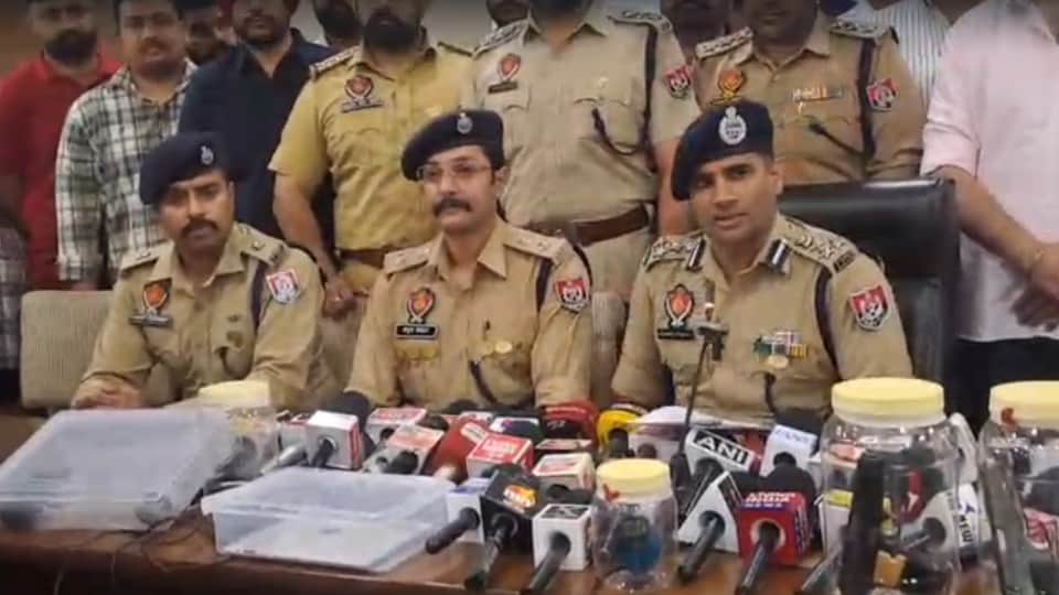 पत्रकारों से बात करते पुलिस अधिकारी