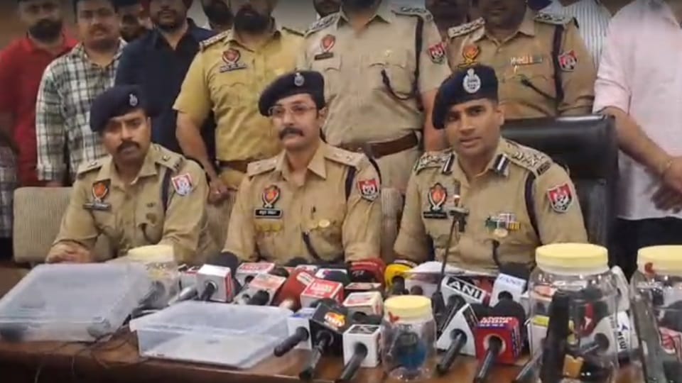 पत्रकारों से बात करते पुलिस अधिकारी