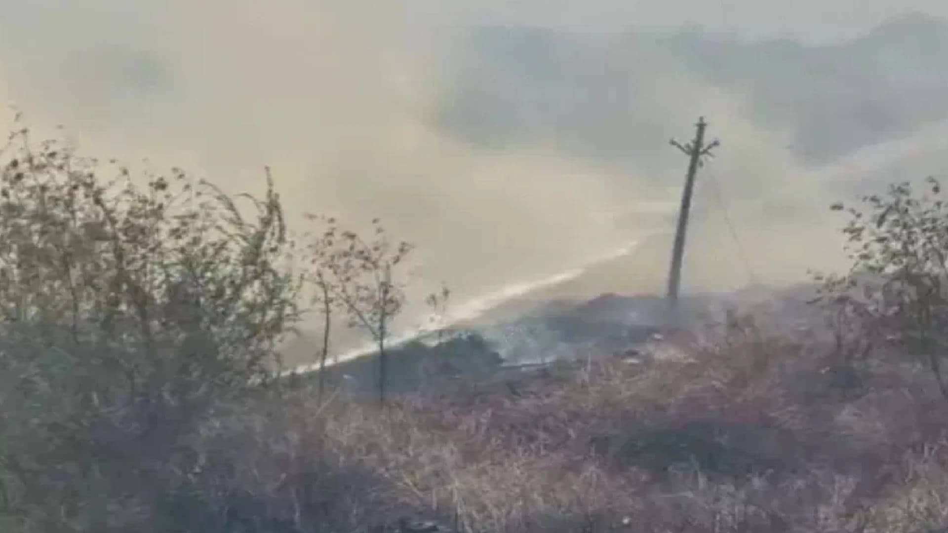 फर्नीचर फैक्ट्री में लगी भीषण आग को बुझाने में जुटीं दमकल की गाड़ियां