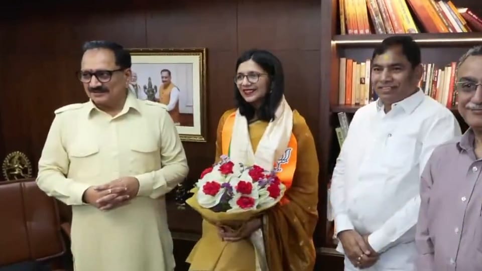 भाजपा में स्वागत का दृश्य