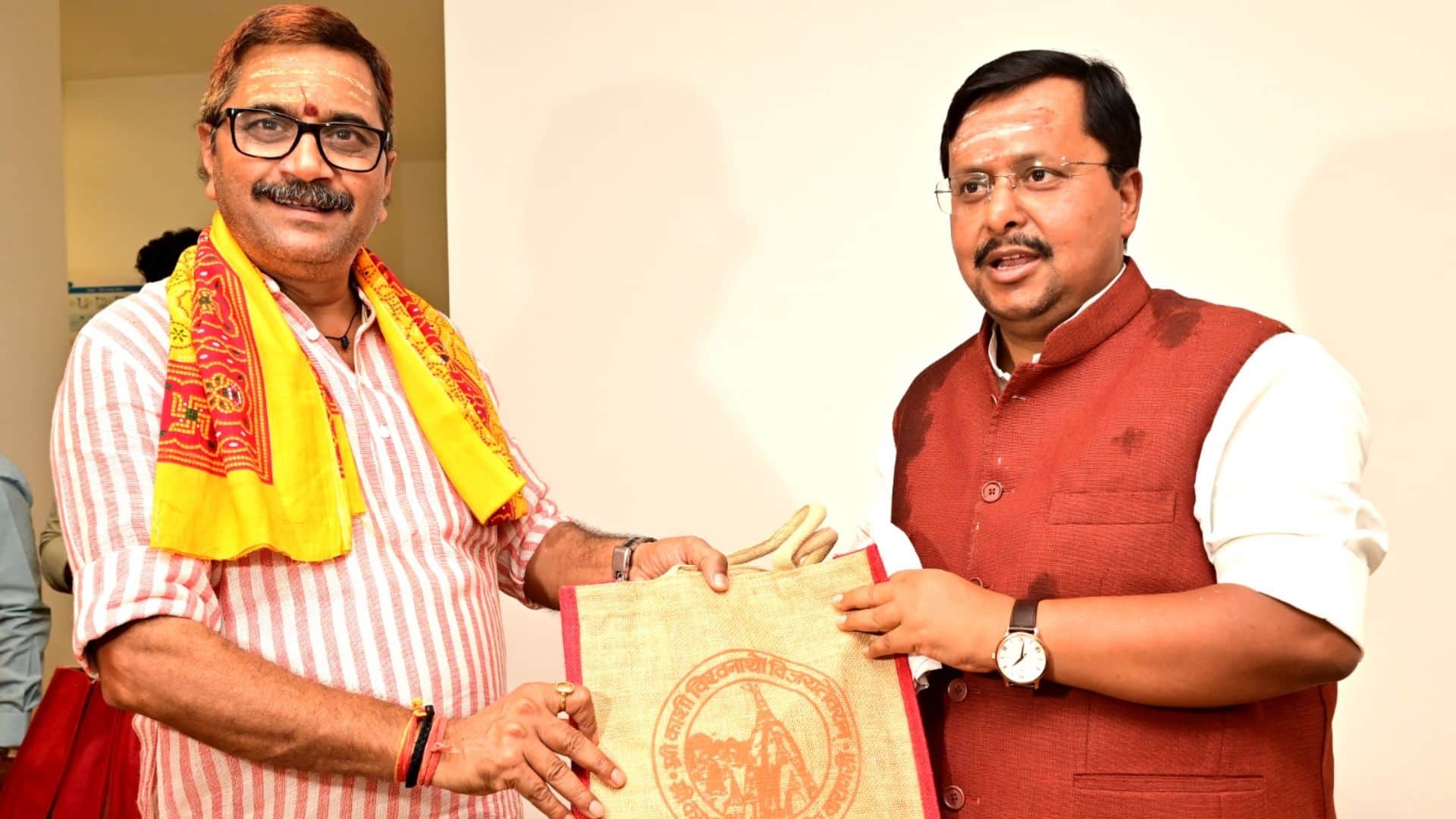 BJP National President Nitin Naveen CM Yogi and ministers offered prayers at Baba Vishwanath temple