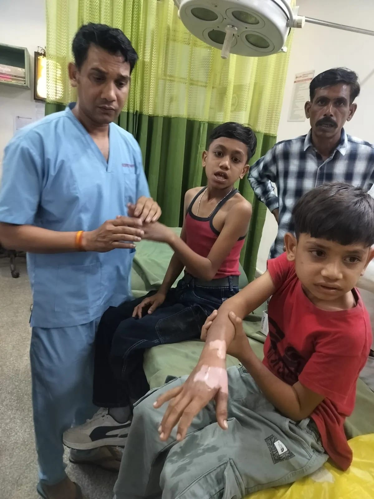 स्मार्ट वॉच फटने से घायल हुए दोनों भाई उपचार करवाते हुए।