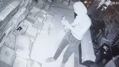 सीसी कैमरे में दिखा चोर।