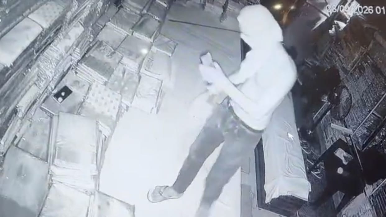 Theft Worth Lakhs in Varanasi Thief Breaks Through False Ceiling to Enter Saree Showroom Caught on CCTV FIR