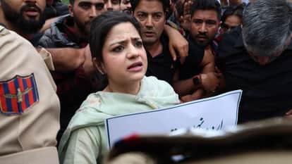 PDP leader Iltija Mufti along with party workers staged a strong protest over the protection of the Urdu langu