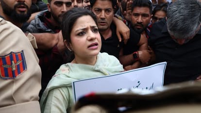 PDP leader Iltija Mufti along with party workers staged a strong protest over the protection of the Urdu langu