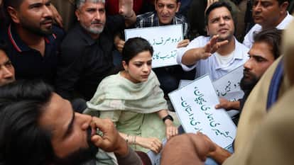 PDP leader Iltija Mufti along with party workers staged a strong protest over the protection of the Urdu langu