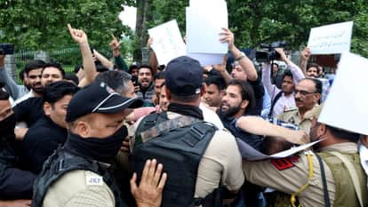 PDP leader Iltija Mufti along with party workers staged a strong protest over the protection of the Urdu langu
