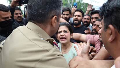 PDP leader Iltija Mufti along with party workers staged a strong protest over the protection of the Urdu langu