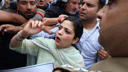 PDP leader Iltija Mufti along with party workers staged a strong protest over the protection of the Urdu langu