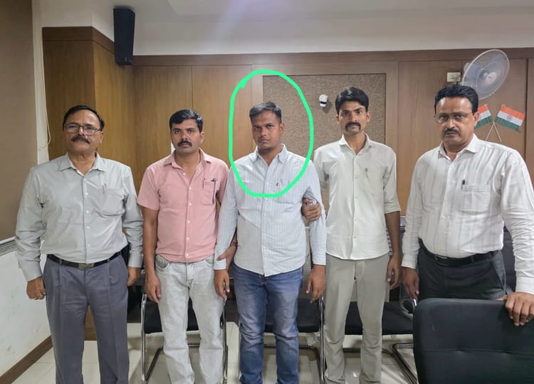 भोपाल लोकायुक्त की बड़ी कार्रवाई: उदयपुरा नगर परिषद के उपयंत्री दो लाख की रिश्वत लेते पकड़े गए, निलंबित