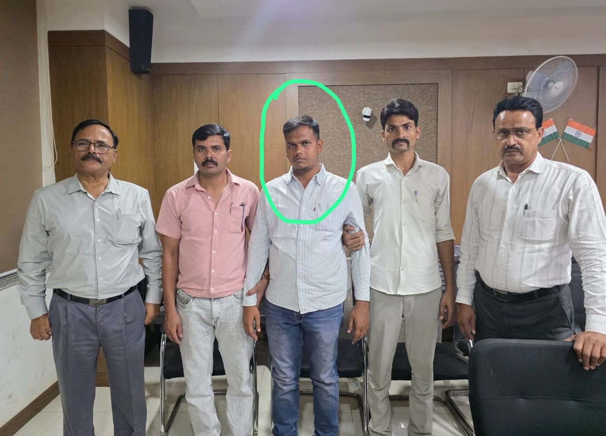 MP News: After Lokayukta trap, sub-engineer of Udaypura Municipal Council suspended, caught taking bribe of Rs